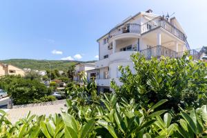 Cette maison blanche dispose d'un balcon sur le côté. dans l'établissement MT SUN 115 App 2, à Selce