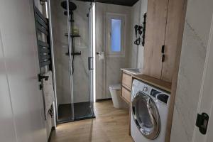 uma casa de banho com um chuveiro e uma máquina de lavar roupa em Madrid - La Latina de 1 a 4 alojados em Madrid
