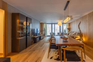un soggiorno con tavolo e una sala da pranzo di Isard Homes by Select Rentals 8354 a El Tarter