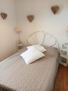 Säng eller sängar i ett rum på Maison authentique PERIGORD-QUERCY
