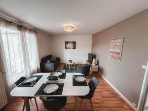 a living room with a dining room table and chairs at Le Cosmic Bliss • Chic Urbain au cœur du Berry in Châteauroux