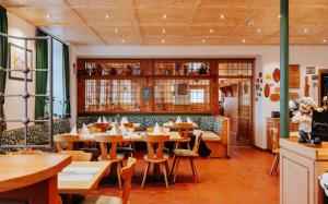 een restaurant met tafels en stoelen in een kamer bij Gasthaus Alte Post in Kirchzarten