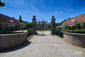 an entrance to a house with a wrought iron gate at Natuurlogies Buurse Buiten in Haaksbergen