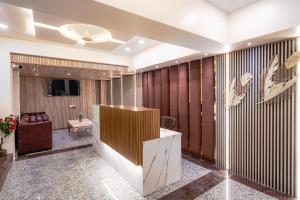 un vestíbulo de un hotel con paneles de madera en Treebo Trend A1 Residency - Hingna T Point, en Nagpur