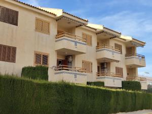 - un bâtiment avec des balcons sur le côté dans l'établissement Apartamento Parlamento-La Ribera Relax Beach, à San Javier