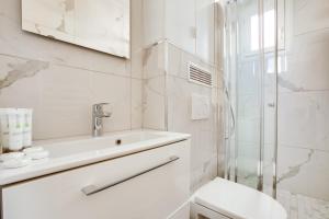 Koupelna v ubytování Volontaire + 13 fotografií