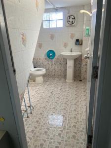 łazienka z toaletą i umywalką w obiekcie Star Dormitory w mieście Haad Rin