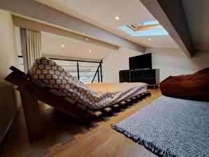 um quarto com uma cama e um sofá num quarto em Le Côté Lub em Pertuis
