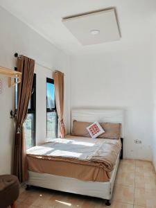 Postel nebo postele na pokoji v ubytování Tiga Mahkota homestay