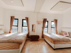 Postel nebo postele na pokoji v ubytování Tiga Mahkota homestay