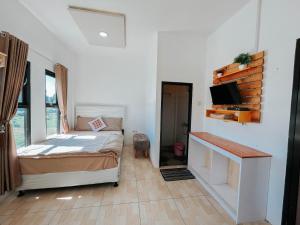 Postel nebo postele na pokoji v ubytování Tiga Mahkota homestay