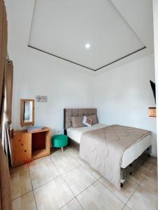 Postel nebo postele na pokoji v ubytování Tiga Mahkota homestay