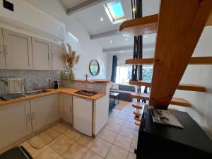 a kitchen with white cabinets and a counter top at Le Côté Lub in Pertuis