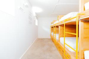 a room with bunk beds in a hostel at Surf & Sea Suites in Parede