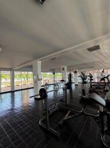 einen Fitnessraum mit mehreren Laufbändern und Kardiogeräten in der Unterkunft Hotel Neiva Plaza in Neiva