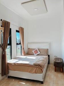 Postel nebo postele na pokoji v ubytování Tiga Mahkota homestay