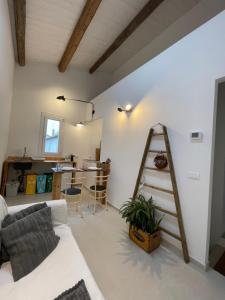 salon z białą kanapą i drabiną w obiekcie Due Di Tutto w mieście Ferrara