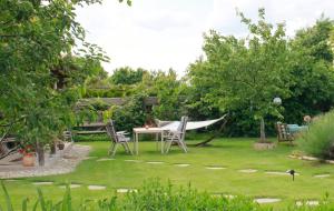 um jardim com uma mesa, cadeiras e uma rede de descanso em Kraut & Ruabn - Stadl em Engabrunn