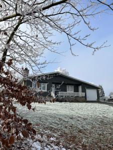 une maison avec de la neige au sol dans l'établissement Le Chalet de Marguerite, à Francorchamps
