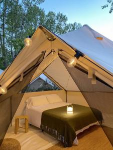 namiot z łóżkiem i światłami w obiekcie wecamp Cabo de Gata w mieście Las Negras