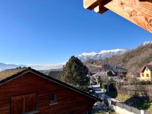 a view of a village with mountains in the background at Appartement au cœur des alpes in Albertville