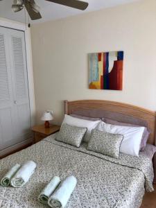 1 dormitorio con 1 cama con 2 almohadas en Bungalow Elena Casanova, en Calpe