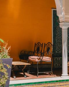 Basen w obiekcie Magnifique Riad avec patio extérieur lub w pobliżu
