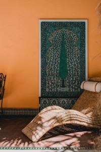 Łóżko lub łóżka w pokoju w obiekcie Magnifique Riad avec patio extérieur