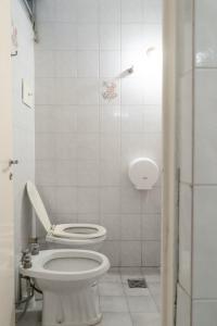 biała łazienka z toaletą i prysznicem w obiekcie HOSTEL La Casa de Li - En w mieście Chilecito