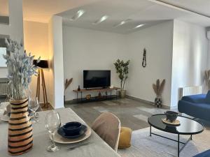 a living room with a table and a blue couch at Saf-Saf Apartement 1 in La Marsa