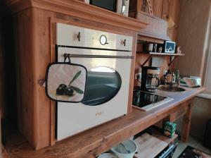 eine Küche mit einem Toaster, einem Backofen und einer Spüle in der Unterkunft Falco und Stephanie Kirchbichler in Bad Klosterlausnitz