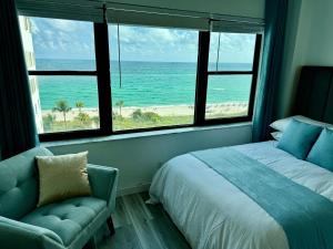 Schlafzimmer mit einem Bett und Meerblick in der Unterkunft Directly on the Beach with Pool & Ocean View in Miami Beach