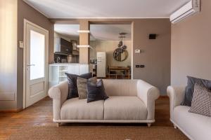 un soggiorno con divano e una cucina di Suite Alzaia by iCasamia a Milano