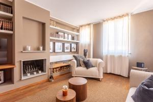 - un salon avec un canapé et une cheminée dans l'établissement Suite Alzaia by iCasamia, à Milan