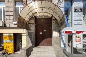 an archway with a brown door on a building at Apartments on Antonovycha in Kyiv
