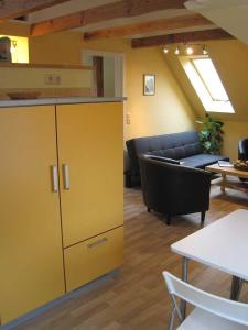 ein Wohnzimmer mit einem gelben Schrank und einem Sofa in der Unterkunft Ferienwohnung Borz in Bad Klosterlausnitz