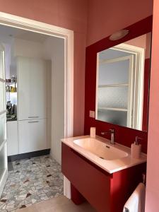 un bagno con lavandino e specchio di Kibilù - Via Lomellina MM Argonne - Linate Airport a Milano