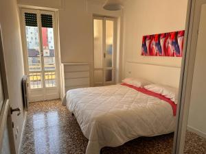 una camera da letto con un letto e un quadro sul muro di Kibilù - Via Lomellina MM Argonne - Linate Airport a Milano