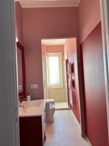 un bagno con lavandino, WC e finestra di Kibilù - Via Lomellina MM Argonne - Linate Airport a Milano Altre 12 foto