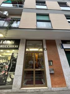 un negozio di fronte a un edificio con porte in vetro di Kibilù - Via Lomellina MM Argonne - Linate Airport a Milano