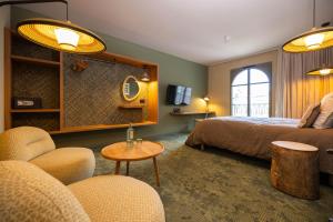 Serra Boutique Hôtel في آجا: غرفة فندقية بسرير وطاولة وكراسي