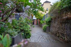 eine Gasse mit Pflanzen und einem Gebäude in der Unterkunft higgihaus Cabot Mews #38 Fantastic Central Location in Bristol