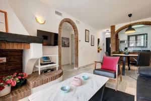 - un salon avec un canapé et une cheminée dans l'établissement 009 Bright 2 Bed Andalusian Beach & Golf Apt, à Sitio de Calahonda