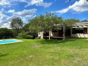 a house with a yard with a swimming pool at Hermosa Casa de campo con pileta in Río Ceballos