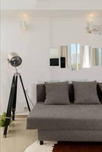ein Wohnzimmer mit einem Sofa und einer Lampe in der Unterkunft Studio with sea view with Bomb Shelter in Tel Aviv