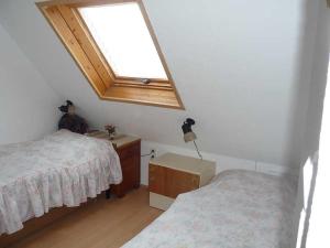 a room with two beds and a skylight at Ferienwohnung Kalecinski in Tautenhain