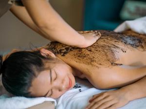 Una mujer está recibiendo un masaje en su espalda en Le Kree Downtown Hotel, en Phnom Penh