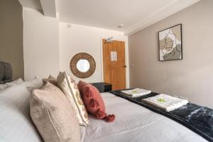 a bedroom with a bed with pillows on it at #24 Phoenix Court By DerBnB, Modern 2 Bedroom Apartment, Wi-Fi, Netflix & Within Walking Distance Of The City Centre in Sheffield