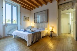 een slaapkamer met een bed en een groot raam bij Villa Rossini - Autodromo F1 Villa Reale in Monza