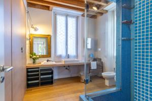 een badkamer met een douche, een wastafel en een toilet bij Villa Rossini - Autodromo F1 Villa Reale in Monza